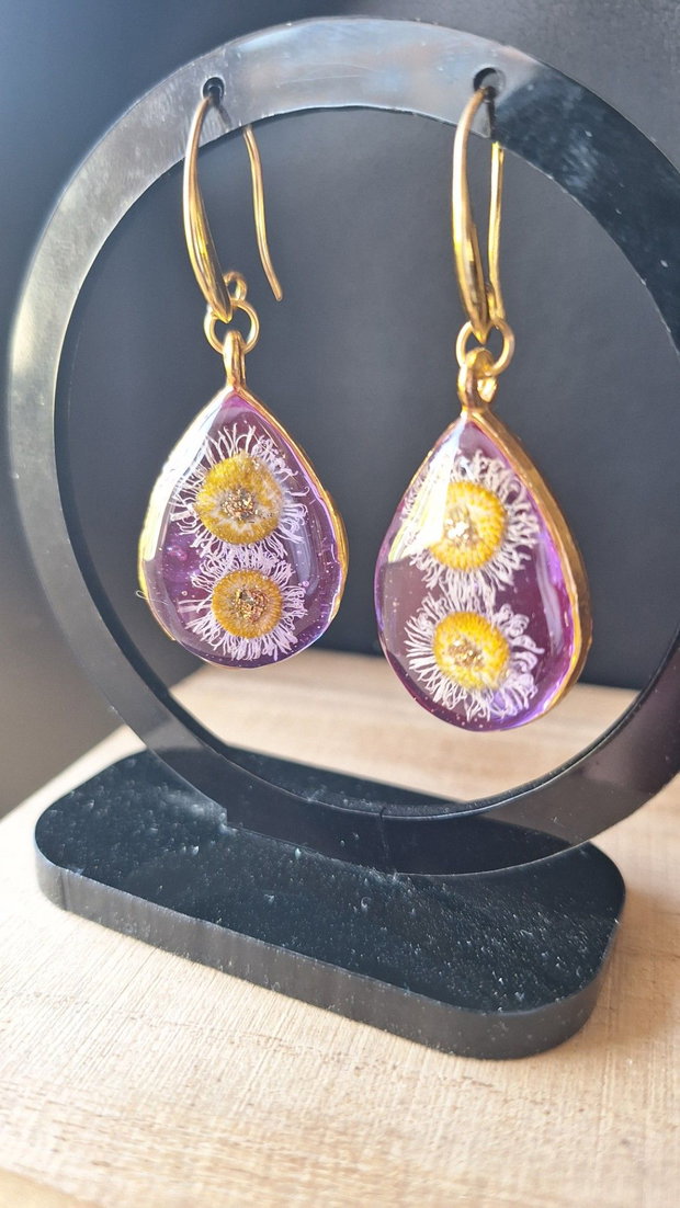 Cercei handmade din rășină cu flori naturale uscate Lila Blossom Formă picătură cu ramă aurie