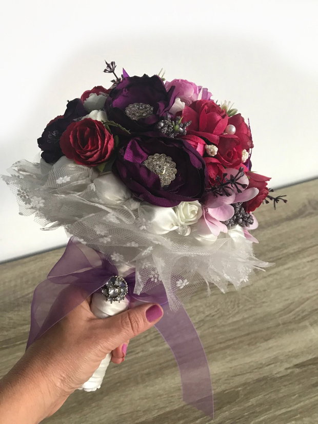 Buchet de mireasa・Buchet unicat pentru mirese・Buchet colorat in nuante de mov si rosu burgundiu