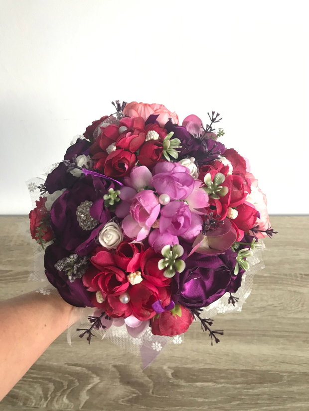 Buchet de mireasa・Buchet unicat pentru mirese・Buchet colorat in nuante de mov si rosu burgundiu