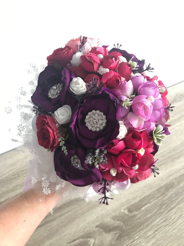 Buchet de mireasa・Buchet unicat pentru mirese・Buchet colorat in nuante de mov si rosu burgundiu