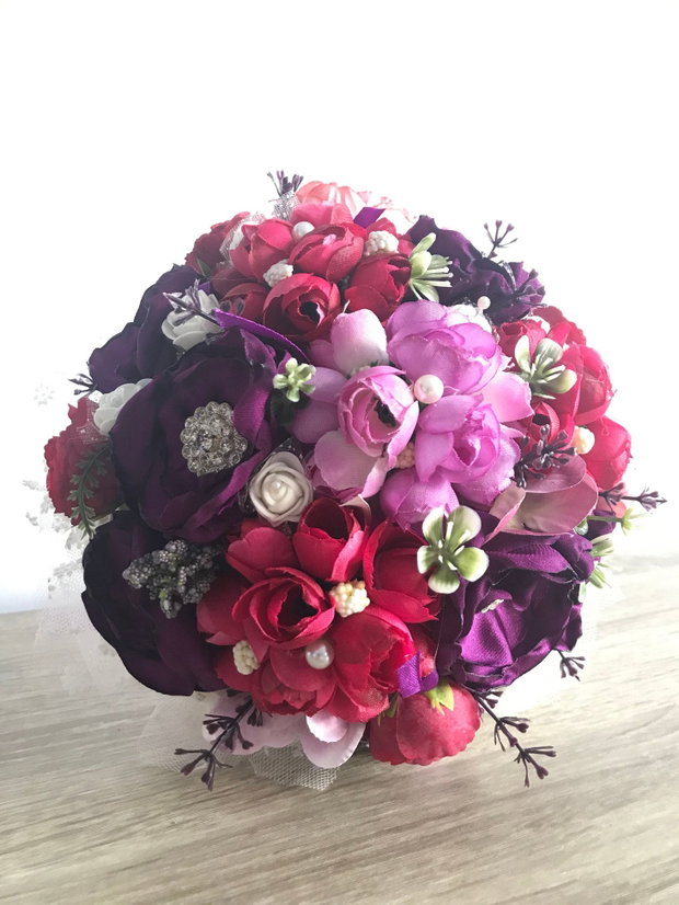 Buchet de mireasa・Buchet unicat pentru mirese・Buchet colorat in nuante de mov si rosu burgundiu