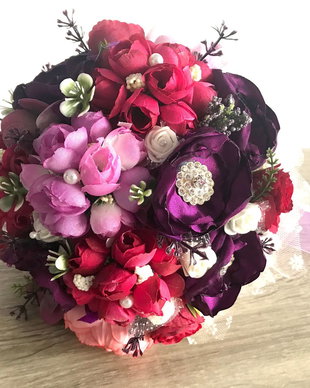 Buchet de mireasa・Buchet unicat pentru mirese・Buchet colorat in nuante de mov si rosu burgundiu