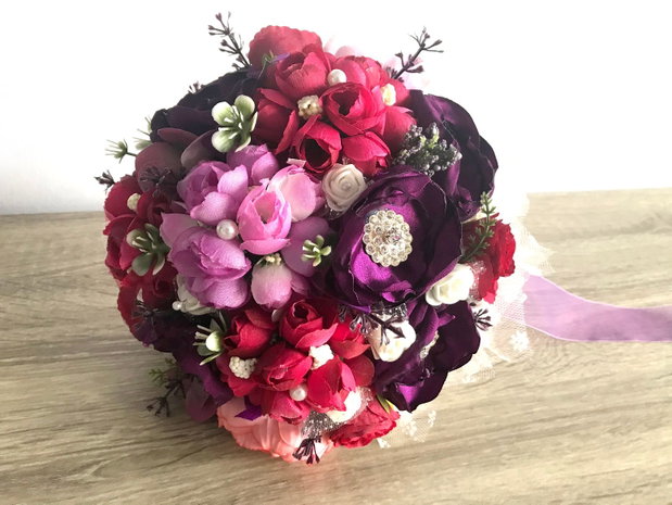 Buchet de mireasa・Buchet unicat pentru mirese・Buchet colorat in nuante de mov si rosu burgundiu