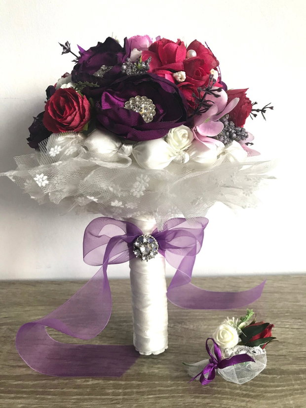 Buchet de mireasa・Buchet unicat pentru mirese・Buchet colorat in nuante de mov si rosu burgundiu