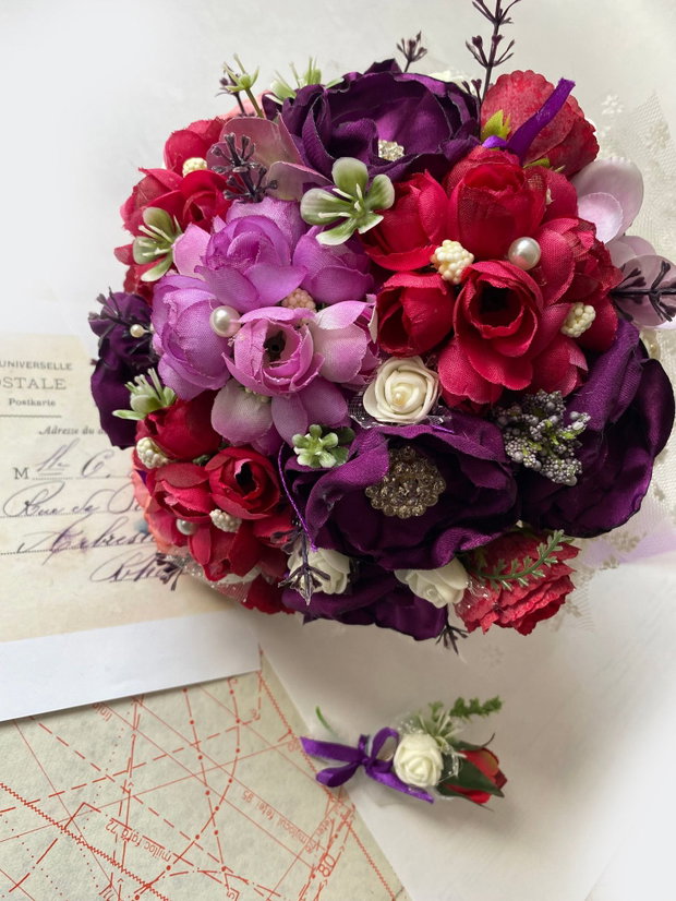 Buchet de mireasa・Buchet unicat pentru mirese・Buchet colorat in nuante de mov si rosu burgundiu