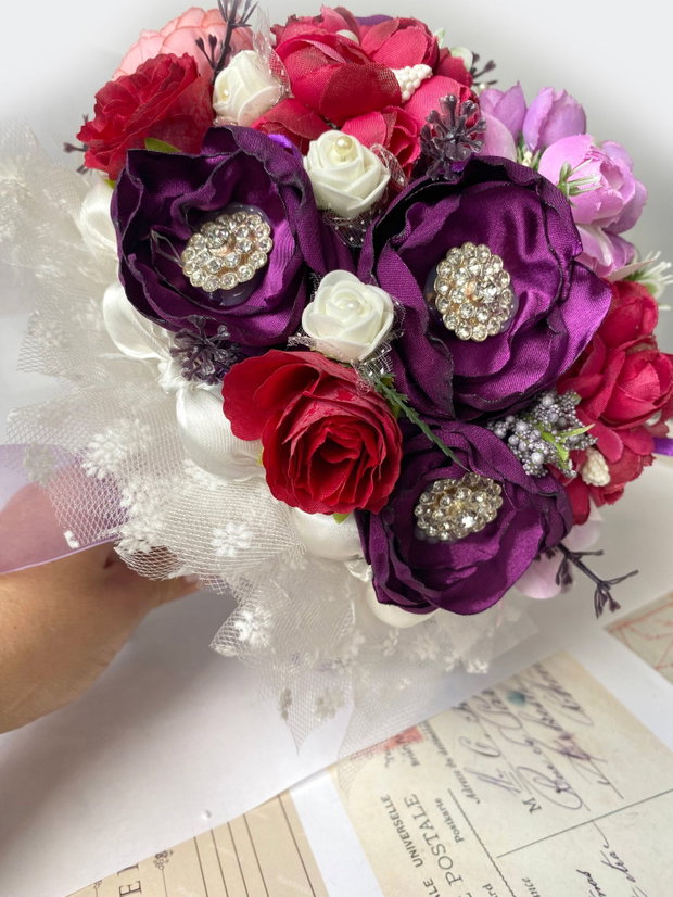 Buchet de mireasa・Buchet unicat pentru mirese・Buchet colorat in nuante de mov si rosu burgundiu