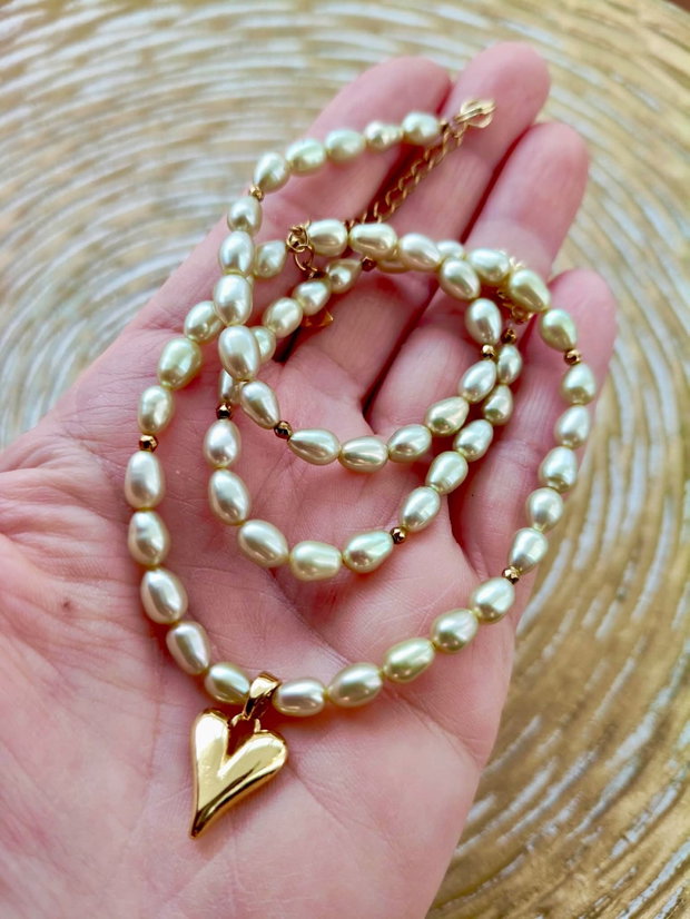 Colier perle de cultura kaki deschis & inima aurie