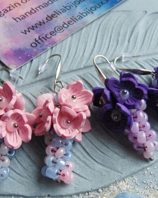 Cercei handmade cu flori sakura din foamiran mov și mărgele lila țesute manual (cod1435)