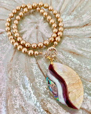 Colier perle de Mallorca aurii  & pandantiv sidef Paua Shell