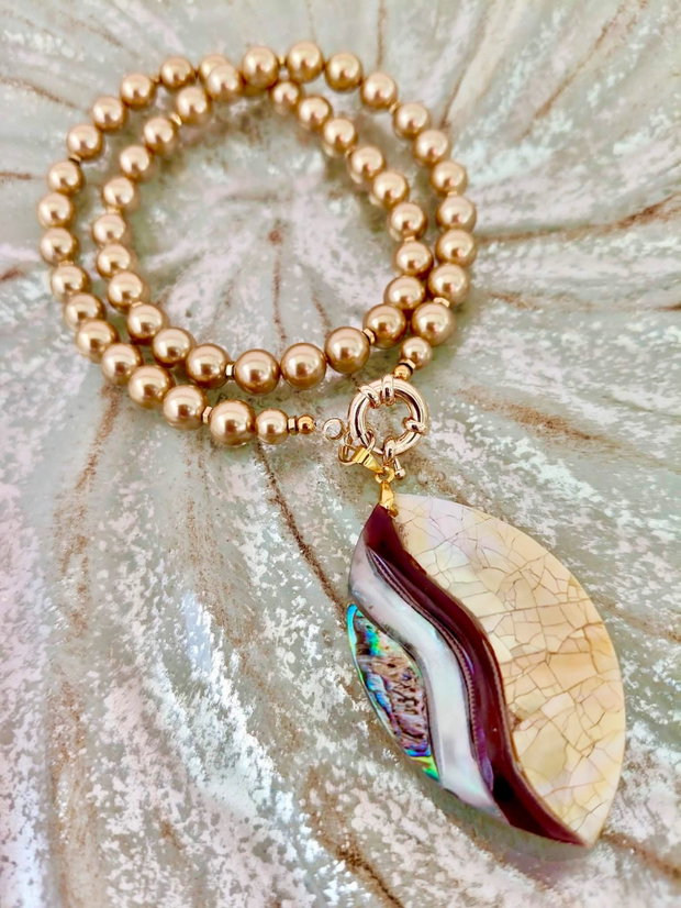 Colier perle de Mallorca aurii & pandantiv sidef Paua Shell
