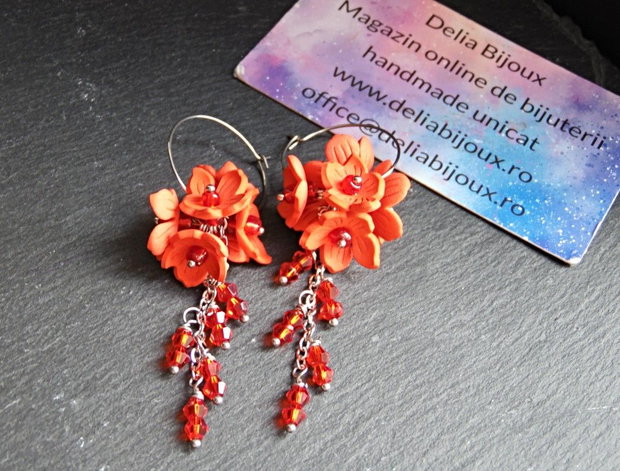 Cercei lungi handmade flori rosii din foamiran, lanț inox și cristale de sticlă cercei statement ușori (cod1441)