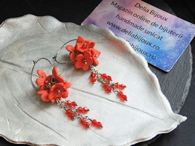 Cercei lungi handmade flori rosii din foamiran, lanț inox și cristale de sticlă cercei statement ușori (cod1441)