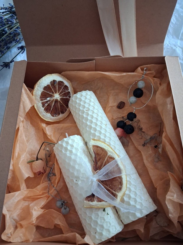 Set cadou pentru femei cu cercei și pandantiv cu pietre semiprețioase și lumânări decorative parfumate