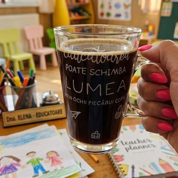 Cadou de suflet pentru educatoare - Set diplomă și cană gravate manual