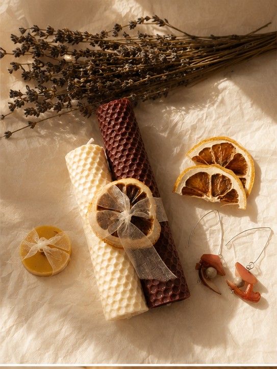 Set cadou pentru femei cu cercei din jasp si scoici, medalion din ceara de albine și set de lumânări parfumate de decor