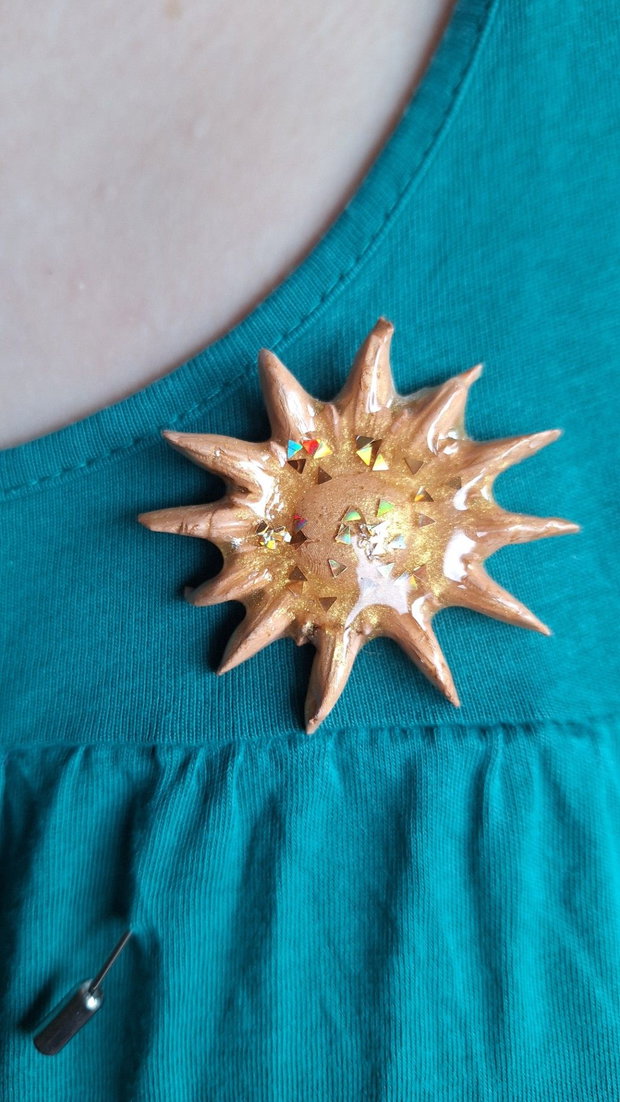 Broșă Handmade Raze de Soare din rasina