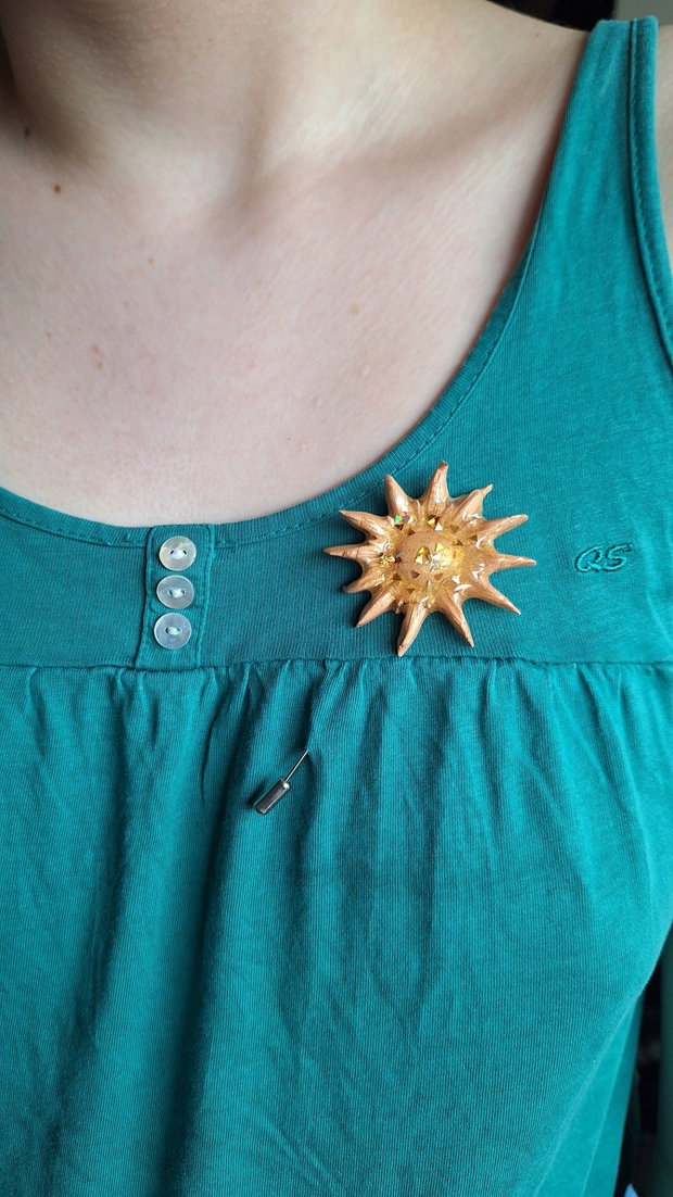 Broșă Handmade Raze de Soare din rasina