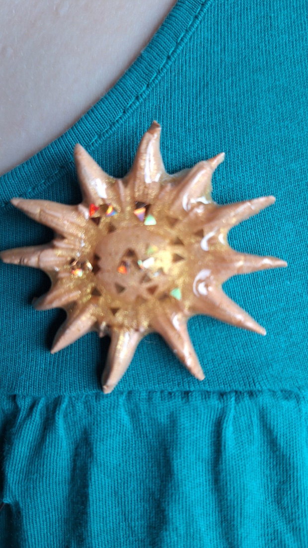Broșă Handmade Raze de Soare din rasina