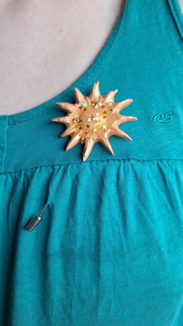 Broșă Handmade Raze de Soare din rasina