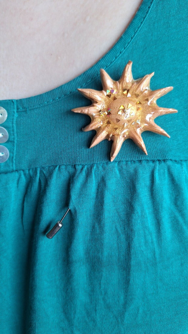 Broșă Handmade Raze de Soare din rasina