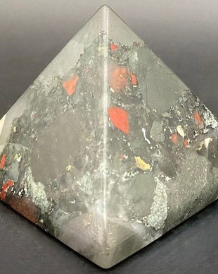Piatra Sangelui - Piramida piatra semipretioasa