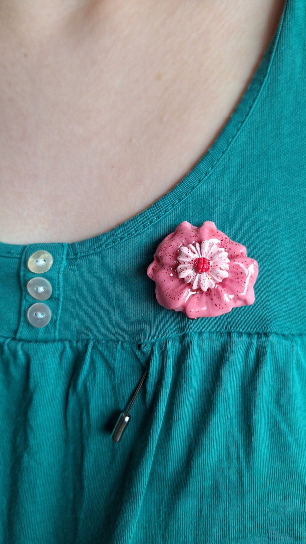 Broșă Florală Roz Modelată Manual din Lut