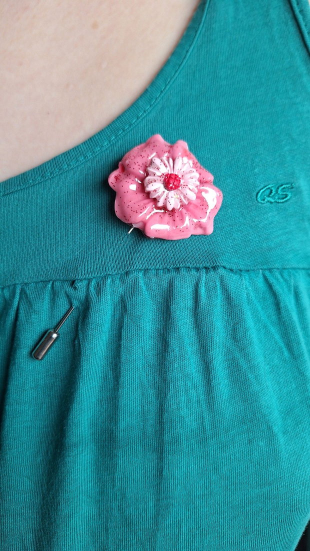 Broșă Florală Roz Modelată Manual din Lut