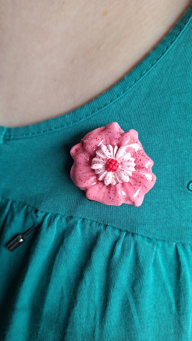 Broșă Florală Roz Modelată Manual din Lut