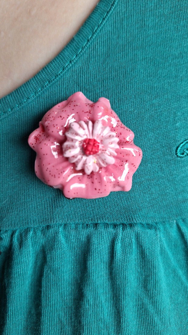 Broșă Florală Roz Modelată Manual din Lut