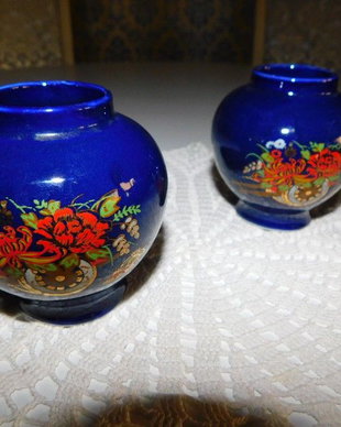 2 vaze mici, portelan pictat  Japonia,  deosebite, vintage, neutilizate