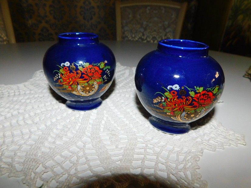 2 vaze mici, portelan pictat  Japonia,  deosebite, vintage, neutilizate