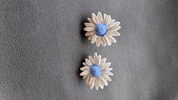 Cercei Margarete din Lut Polimeric Model Floral 3D Alb și Albastru, Stil Romantic, Handmade
