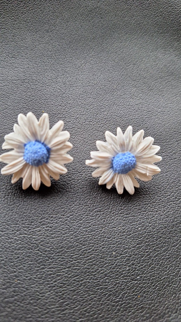 Cercei Margarete din Lut Polimeric Model Floral 3D Alb și Albastru, Stil Romantic, Handmade