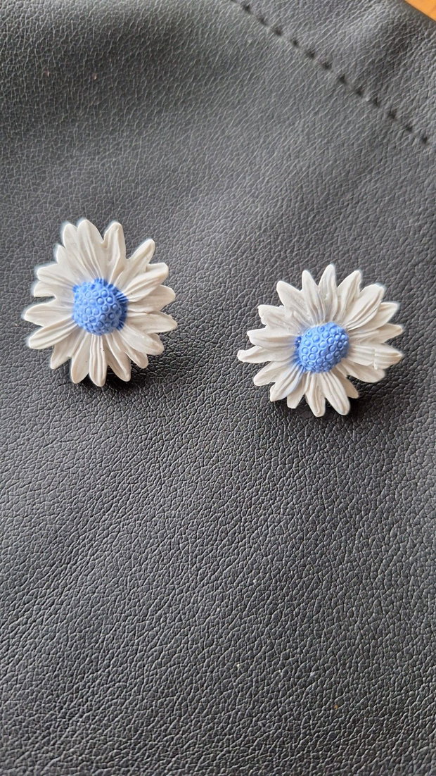 Cercei Margarete din Lut Polimeric Model Floral 3D Alb și Albastru, Stil Romantic, Handmade