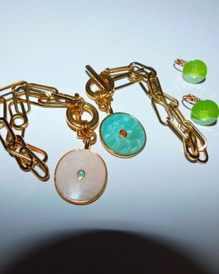 2  bratari noi,   placate cu aur ,  email  , superbe, cercei noi cu  cristale Swarovski cadou