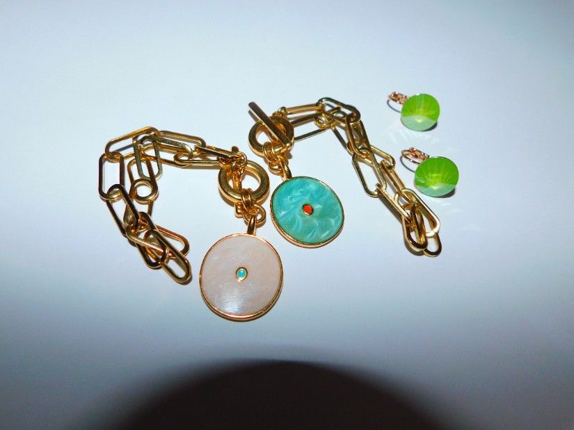 2 bratari noi, placate cu aur , email , superbe, cercei noi cu cristale Swarovski cadou