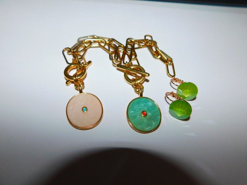 2 bratari noi, placate cu aur , email , superbe, cercei noi cu cristale Swarovski cadou