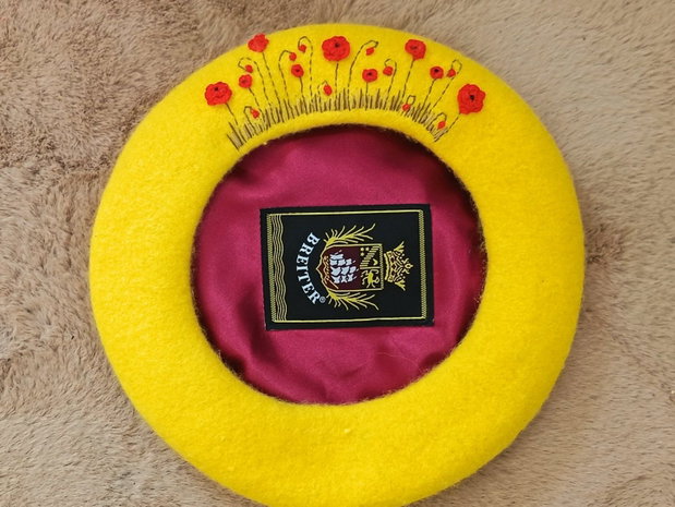Bereta galbena cu broderie manuala