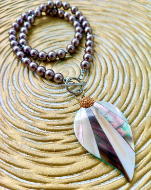 Colier perle Swarovski gri inchis & pandantiv sidef Paua Shell