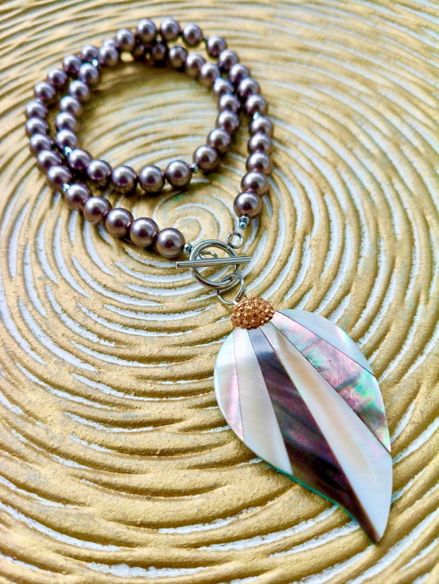 Colier perle Swarovski gri inchis & pandantiv sidef Paua Shell