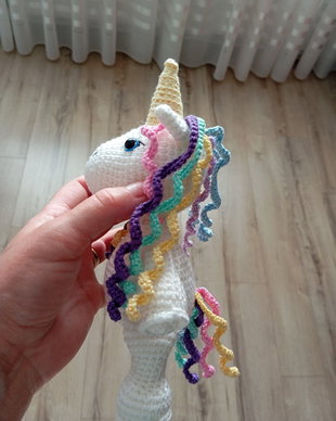 Jucărie unicorn croșetat