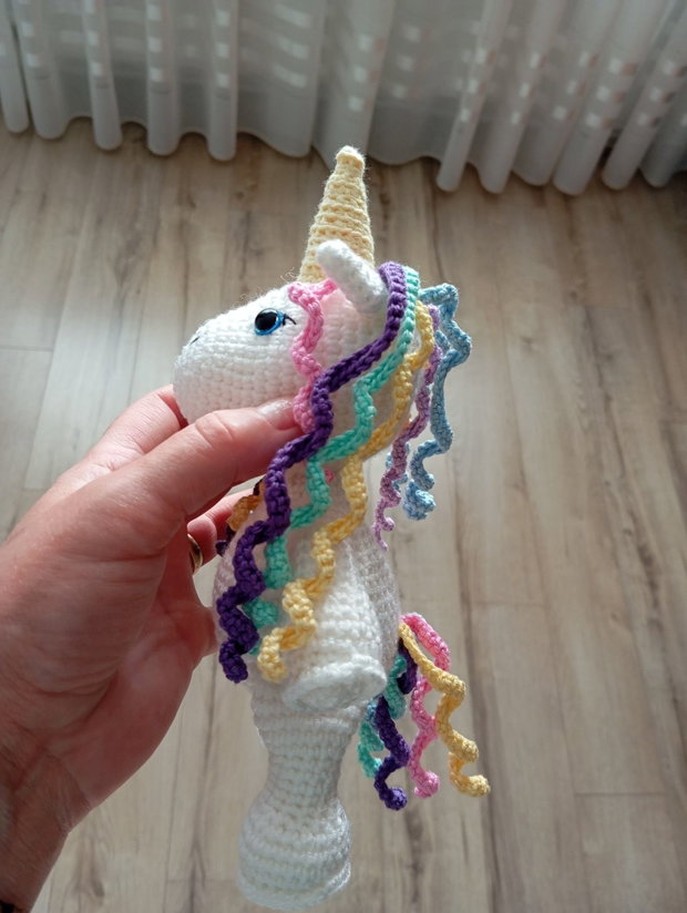 Jucărie unicorn croșetat