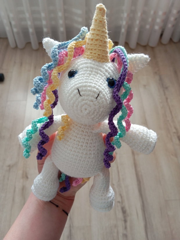 Jucărie unicorn croșetat