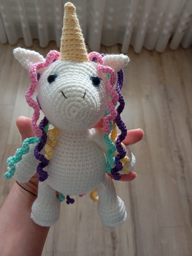 Jucărie unicorn croșetat
