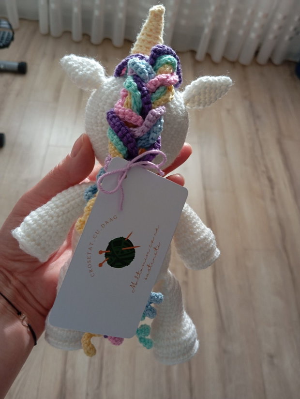 Jucărie unicorn croșetat