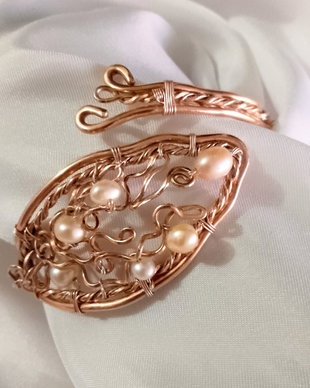Brățară cupru împletit și perle de cultură roz piersica