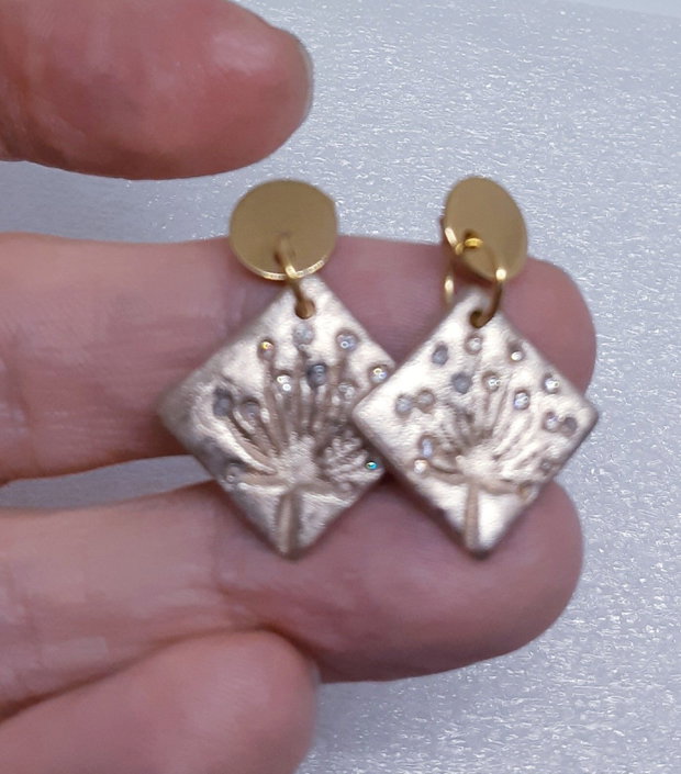 Cercei unicat de bronz, atarnatori, rombici, cu păpădii si zirconii albe