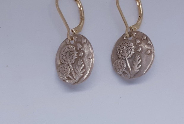 Cercei unicat de bronz, atarnatori, rotunzi, cu păpădii