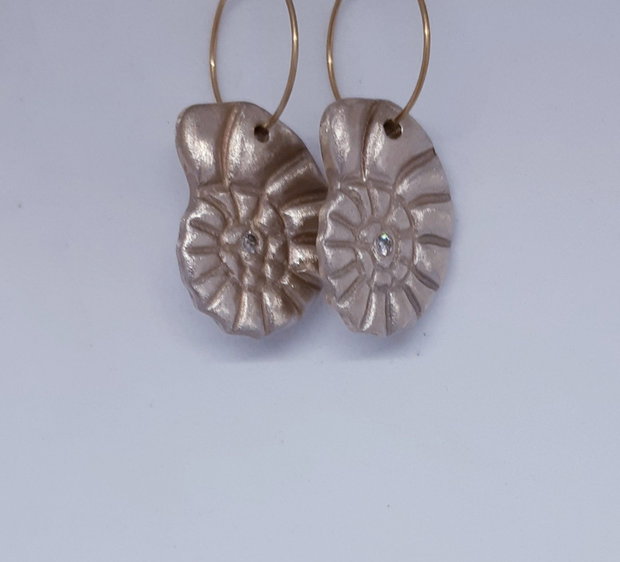 Cercei unicat de bronz, atarnatori, in forma de amoniti, cu zirconii albe