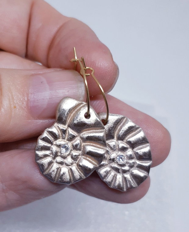 Cercei unicat de bronz, atarnatori, in forma de amoniti, cu zirconii albe